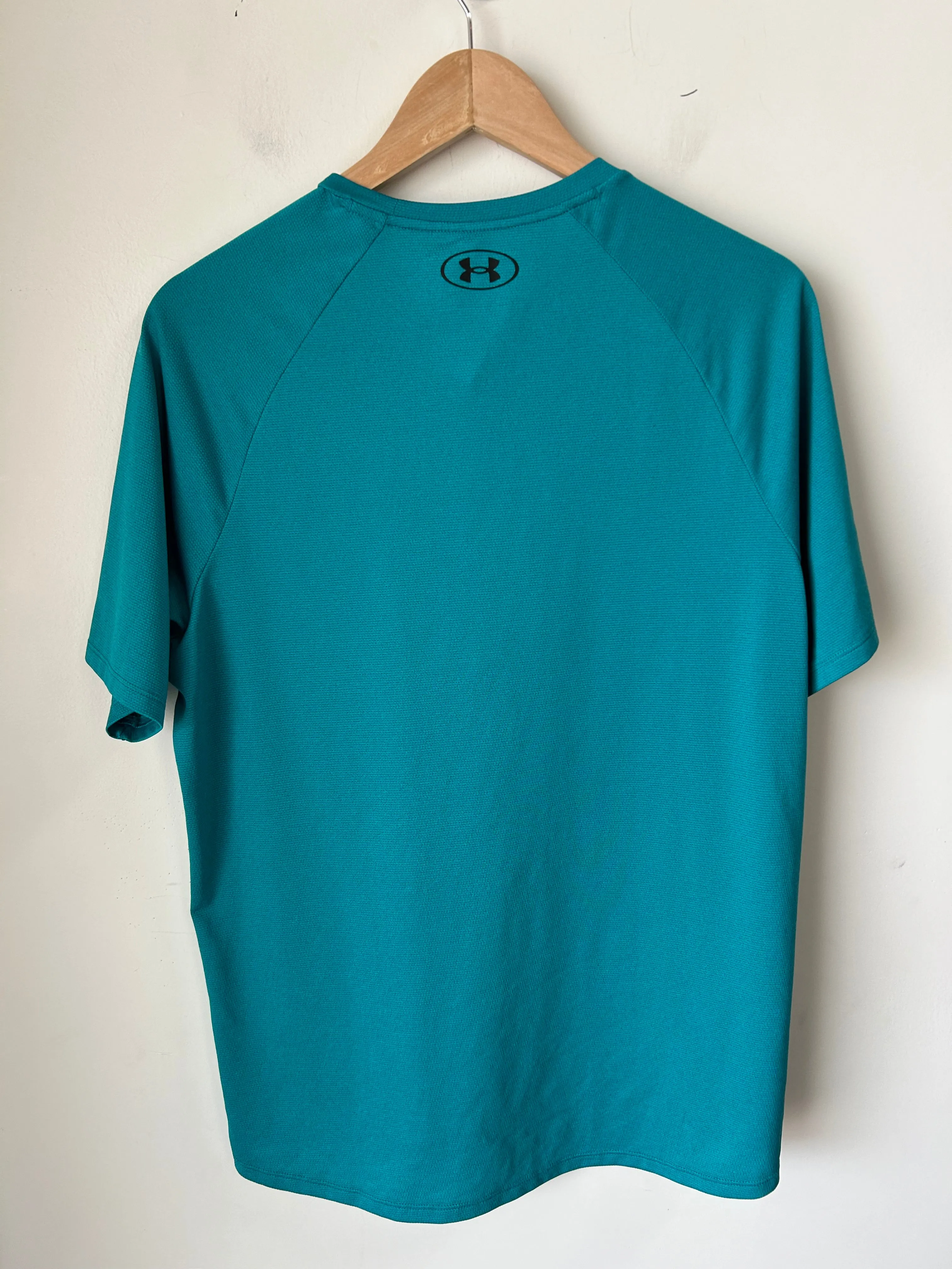 Under Armour Athletic Top Size Medium